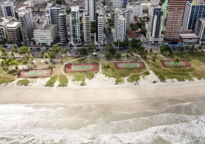 Praia de Boa Viagem, Recife, Braxin Không có cá mập gần bờ biển Recife cho đến năm 1992. Nhưng hệ sinh thái thay đổi do hoạt động không kiểm soát của con người. Hiện nay, rất nhiều cá mập tấn công những người bơi lội ở bãi biển (Ảnh: Wikipedia Commons).