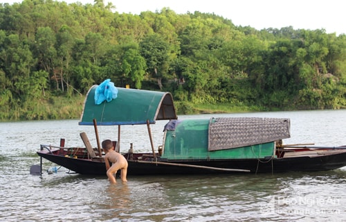 Nguy hiểm hơn, khi các em bé làng chài mới 3 - 4 tuổi đã một mình tự vui chơi với sông nước, mà không có sự kiểm soát, theo dõi của bố mẹ. Ảnh: Huy Thư