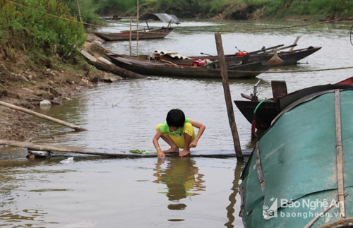 Hay ngồi chơi một mình trên những chiếc cầu ván bập bênh, khá nguy hiểm. Ảnh: Huy Thư