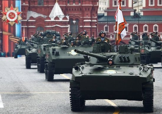 Lực lượng thiết giáp Nga tiến vào Quảng trường Đỏ. Ảnh: Reuters