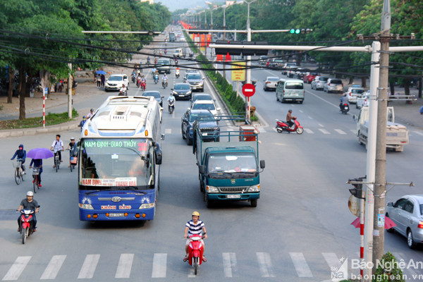 Khoảng 16h ngày 8/5, chúng  tôi có mặt tại Trạm thu phí cầu Bến Thủy 1. Chỉ chưa đầy 10 phút, một chiếc xe khách trái tuyến nghênh ngang chạy vào thành phố, mực dù ngay sát trạm thu phí đã có biển cẩm. Chiếc xe giường nằm tuyến Hà Tĩnh - Nam Định đang lưu thông trên đường Nguyễn Du. Ảnh: Tiến Hùng.