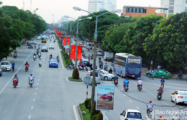 Chiếc xe này vô tư đón trả khách trước cổng trường Đại học Vinh. Bất chấp nguy cơ gây ách tắc. Ảnh: Tiến Hùng.