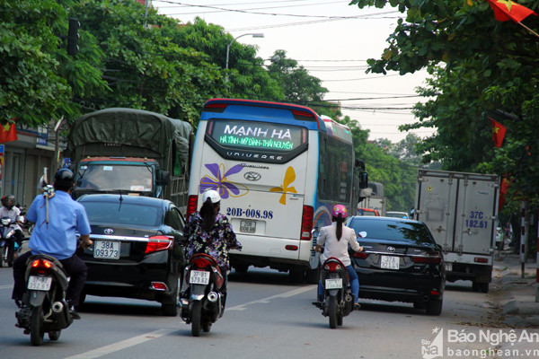 Một chiếc xe trái tuyến chạy từ hường Hà Nội đi vào thành phố Vinh. Sau khi vào thành phố, đến ngã tư Mai Hắc Đế - Phan Bội Châu, tài xế cho xe rã phải vào hướng Ga Vinh. Chiếc xe sau đó rẽ trái chạy thẳng đến cầu Cửa Nam rồi theo đường Phan Đình Phùng chạy về hướng chợ Vinh rồi đi thẳng ra khỏi thành phố. Ảnh: Tiến Hùng.