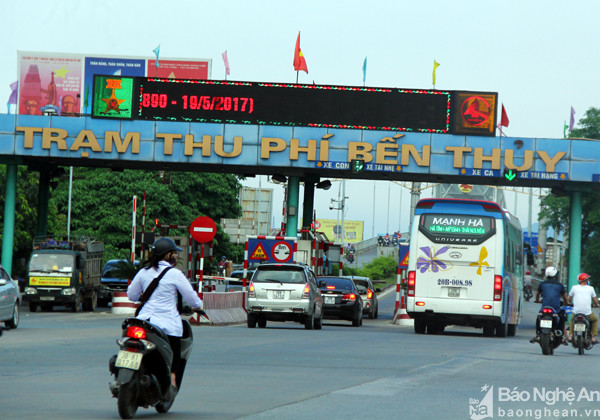 Anh Nguyễn Trọng Hoàng, sống trên đường Nguyễn Du, gần Trạm thu phí Bến Thủy 1 cho biết, mỗi ngày có đến hàng chục lượt xe trái tuyến chạy vào thành phố Vinh. 