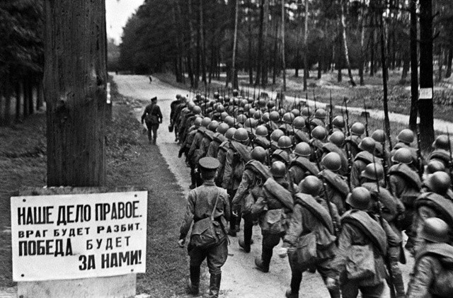 Các tân binh lên đường ra chiến trận ở Moscow ngày 23/6/1941. Đây là một hoạt động để hưởng ứng lời kêu gọi bảo vệ đất nước trước sự xâm lược của phát xít Đức.