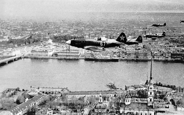 Máy bay Liên Xô bay ngang qua pháo đài Peter và Paul ở thành phố Leningrad.
