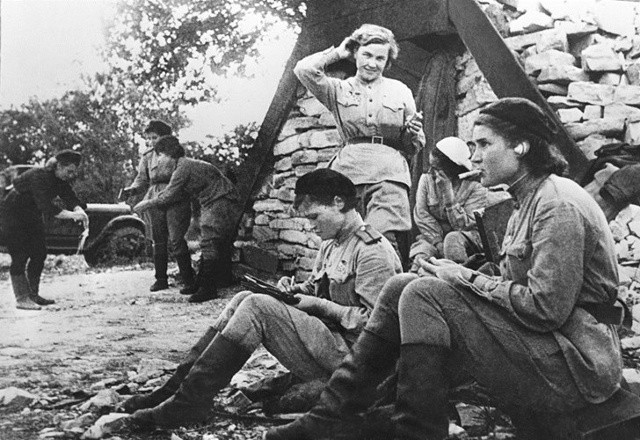 Các nữ phi công thuộc Trung đoàn không quân Cận vệ số 46 đang nghỉ ngơi gần một hầm trú ẩn.