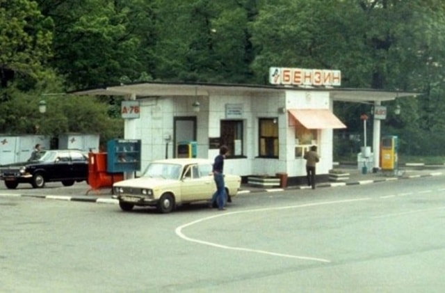 Một trạm đổ xăng ở Leningrad, nay đổi tên là thành phố St. Petersburg.