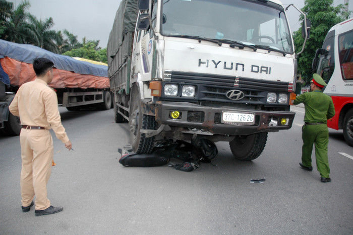 Lực lượng chức năng có mặt tại hiện trường để điều tra nguyên nhân vụ tai nạn. Ảnh: Mai Giang