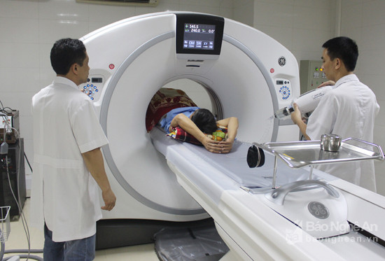 Vận hành máy chụp CT scanner 128 lát cắt với nhiều ưu điểm vượt trội. Ảnh: Đinh Nguyệt