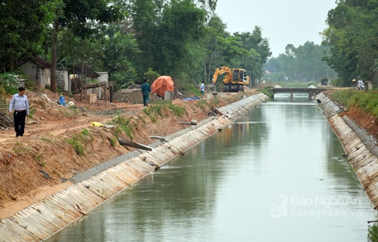 Kênh N2 chảy qua 3 huyện Đô Lương, Yên Thành và Diễn Châu. Đoạn kênh này chảy qua xóm Cao Sơn, xã Vĩnh Thành đang bị người dân lắp đặt hàng chục ống xử nước sinh hoạt ra dòng kênh gây ô nhiễm môi trường nước, ảnh hưởng đến đời sống của người dân khu vực hạ lưu là một số xã của huyện Diễn Châu. Ảnh: Xuân Hoàng