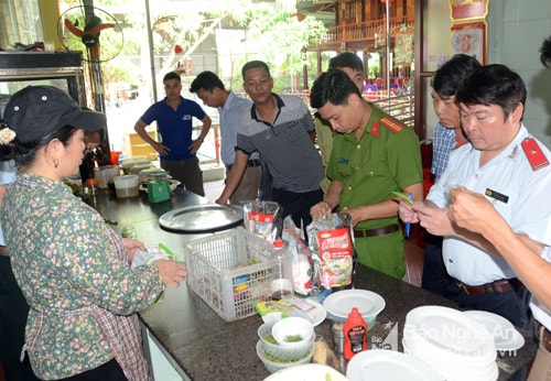Đoàn liên ngành kiểm tra tại bếp ăn của Nhà hàng Cây Dừa (thị xã Thái Hòa). Ảnh: Thành Chung