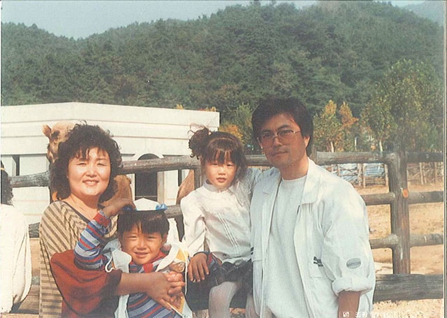 Ông Moon chụp ảnh cùng vợ, con trai và con gái khi ông còn là một luật sư. Ảnh: Korea Times