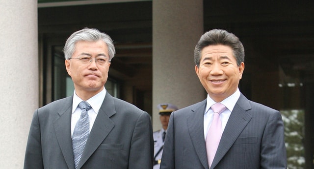 Ông Moon ban đầu tỏ ra không hứng thú với chính trị dù được người bạn Roh Moo-hyun thuyết phục tham gia chính trường. Tuy nhiên khi ông Roh đắc cử tổng thống Hàn Quốc năm 2002, ông đã đồng ý làm thư ký cấp cao phụ trách các vấn đề dân sự trong chính quyền của ông Roh. Trong ảnh: Ông Moon chụp ảnh cùng cố Tổng thống Roh. Ảnh: Korea Times