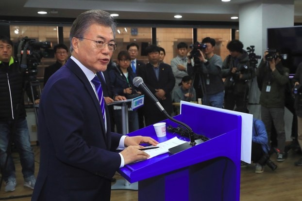 Ứng cử viên tổng thống Hàn Quốc Moon Jae-In trong một cuộc họp báo ở Seoul ngày 12 tháng 3 năm 2017.