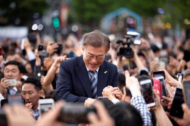 Ông Moon Jae In nhiều lần dẫn đầu trong các cuộc bỏ phiếu tín nhiệm trước thời điểm diễn ra cuộc bầu cử Tổng thống lần thứ 12