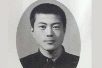 Ông Moon Jae-in sinh ngày 23/1/1953 trong một gia đình nghèo khó tại Geoje – một hòn đảo nhỏ thuộc tỉnh Nam Gyeongsang nằm cách 420 km về phía nam Seoul. Cha mẹ ông đã tị nạn từ Triều Tiên sang khu vực phía đông nam Hàn Quốc trong cuộc chiến tranh liên Triều.