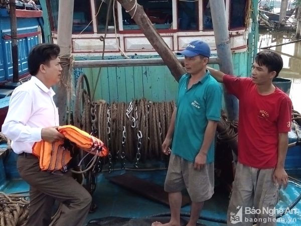 Hội nghề cá Diễn Bích tuyên truyền về đánh bắt an toàn và trao tặng áo phao cho ngư dân. Ảnh: 