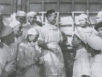 GS Tôn Thất Tùng giảng bài cho các sinh viên Trường đại học Y khoa (1947), (Ảnh: Internet)