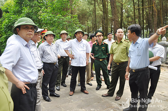 Chủ tịch UBND tỉnh Nguyễn Xuân Đường cùng đoàn công tác kiểm tra phương án PCCR tại khu di tích mộ Bà Hoàng Thị Loan. Ảnh Thu Huyền