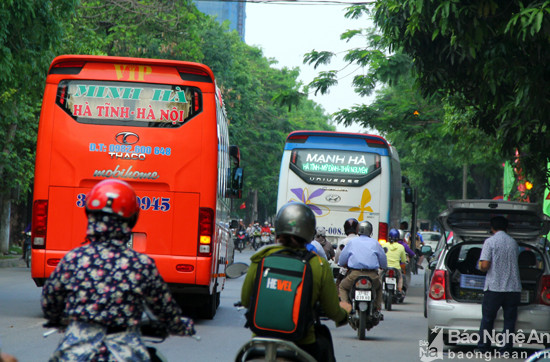 Theo ông Huynh, xe khách có ghi rõ nơi đi, nơi đến nên phát hiện xe trái tuyến rất dễ. Ảnh. Tiến Hùng.