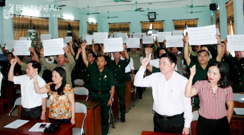 Cựu chiến binh Diễn Châu thống nhất đề nghị truy tố linh mục Đặng Hữu Nam. Ảnh: Mai Giang