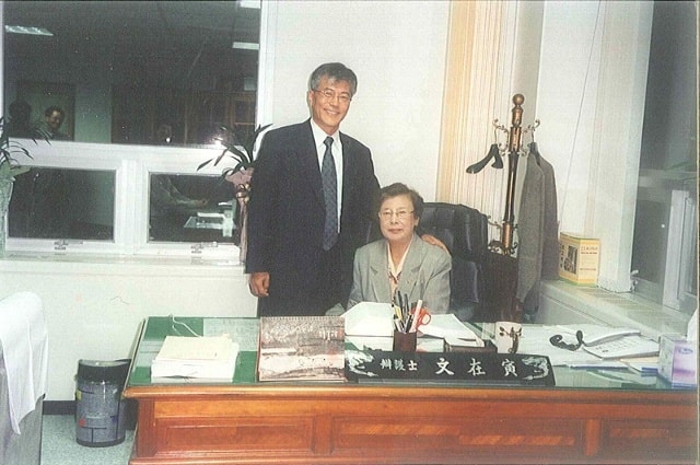 Ông Moon Jae-in tốt nghiệp trường Luật thuộc Đại học Kyunghee ở Seoul và thi đỗ kỳ thi luật của chính phủ năm 1980. Phần lớn những năm tháng ngồi trên ghế giảng đường đại học, ông luôn ở trong thành phần dẫn đầu phong trào sinh viên chống lại chế độ cai trị của cựu Tổng thống Park Chung-hee.