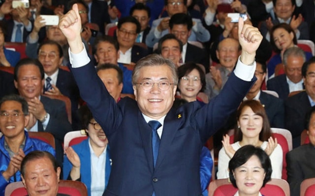 ngày 9/5 cho thấy ông Moon Jae-in đã giành 41,1% phiếu bầu, bỏ xa các đối thủ trong cuộc chạy đua vào Nhà Xanh. Với kết quả này, ông Moon Jae-in sẽ tuyên thệ nhậm chức trở thành tổng thống tiếp theo của Hàn Quốc với nhiệm kỳ 5 năm
