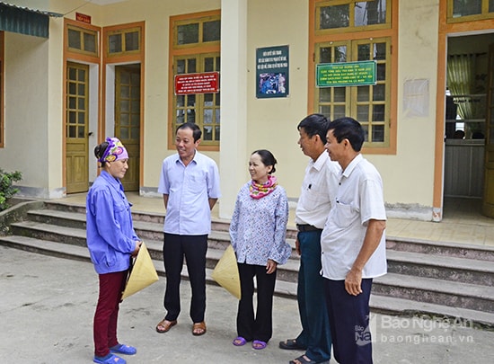 Lãnh đạo xã Hưng Đạo (Hưng Nguyên) trao đổi với nhân dân. Ảnh: Thanh Lê