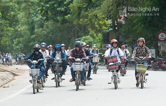 Học sinh trường THPT Nam Đàn I dàn hàng ngang và chở quá số người quy định khi tham gia giao thông (ảnh lớn).Ảnh: Cảnh Nam