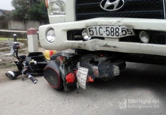 Hiện trường vụ tai nạn giữa xe tải và xe máy điện xảy ra ngày 21/1  tại xã Quỳnh Văn (Quỳnh Lưu). Ảnh tư liệu