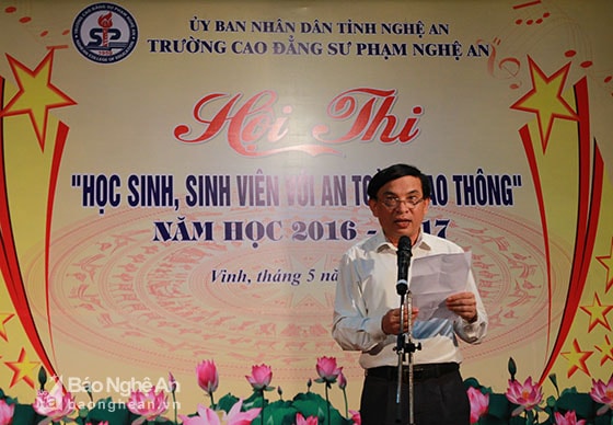 Thầy Nguyễn Lâm Huy, Trưởng phòng Công tác Học sinh sinh viên cho biết, đây là lần đầu tiên trường CĐSP Nghệ An tổ chức hội thi “Học sinh, sinh viên với an toàn giao thông”. Thông qua cuộc thi, ban giám hiệu muốn đẩy mạnh công tác tuyên truyền “Nâng cao nhận thức về an toàn giao thông, đặc biệt là trật tự hành lang an toàn giao thông” trong học sinh, sinh viên. Đây còn là dịp để học sinh, sinh viên giao lưu trao đổi kinh nghiệm, tự nâng cao hiểu biết, chấp hành tốt luật giao thông đường bộ khi tham gia giao thông và ý thức chấp hành về trật tự hành lang an toàn giao thông. Ảnh: Chu Thanh