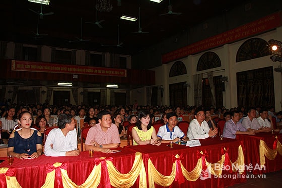 Tối 10/5, hội thi “Học sinh, sinh viên với an toàn giao thông” năm 2016 - 2017 đã diễn ra sôi nổi với sự tham gia của 6 đội thi đến từ các khoa: Giáo dục mầm non, Giáo dục tiểu học, Giáo dục thể chất – Công nghệ thông tin, Ngoại ngữ, Tự nhiên và Xã hội của trường Cao đẳng Sư phạm Nghệ An. Ảnh: Chu Thanh