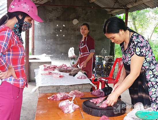 Thịt lợn sạch được bán tại chợ Cần, xã Hưng Tân (Hưng Nguyên). Ảnh: Thanh Tâm