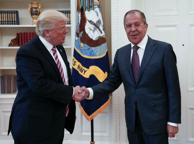 Tổng thống Mỹ Donald Trump (trái) bắt tay Ngoại trưởng Nga Sergey Lavrov tại cuộc hội đàm kín ở Nhà Trắng ngày 10/5. (Ảnh: TASS)