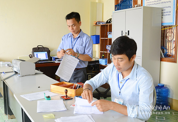 Công chức làm việc tại Trung tâm giao dịch một cửa xã Phà Đánh, huyện Kỳ Sơn. Ảnh: Thu Giang