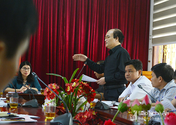 Chủ tịch UBND huyện Kỳ Sơn Nguyễn Thanh Hoàng nêu kiến nghị với đoàn giám sát HĐND tỉnh. Ảnh: Thu Giang