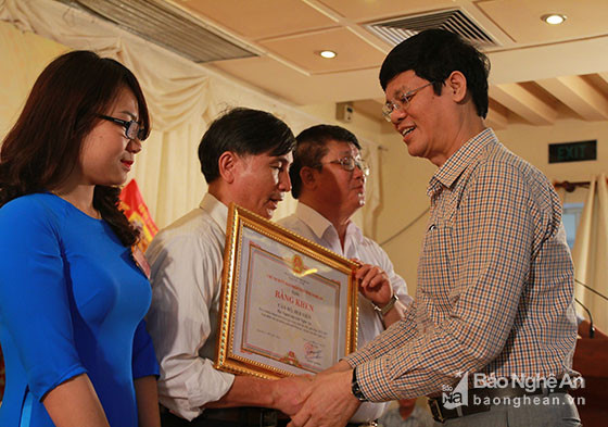 Thay mặt UBND tỉnh Nghệ An, đồng chí Lê Xuân Đại tặng bằng khen cho Hội người mù Nghệ An. Ảnh: Chu Thanh