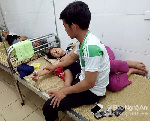 Bà Nguyễn Thị Công đang điều trị tại bệnh viện đa khoa huyện Thanh Chương. Ảnh: Huy Thư 