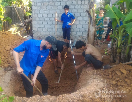 Thanh niên xã Nghĩa Hiếu (Nghĩa Đàn) thực hiệncông trình thanh niên. Ảnh: Thu Giang