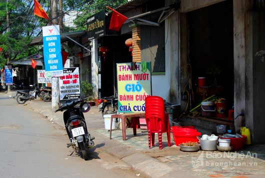 Vỉa hè lấn chiếm. Ảnh: Quang An