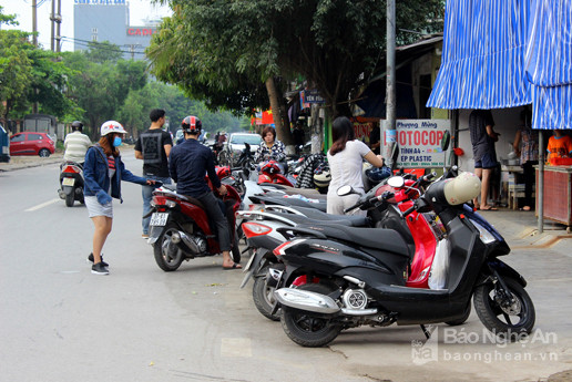 Vỉa hè lấn chiếm. Ảnh: Quang An