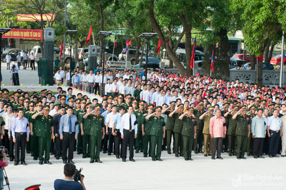 Các đồng chí lãnh đạo Trung ương, lãnh đạo tỉnh và đông đảo thân nhân, người dân làm lễ truy điệu 104 anh hùng liệt sỹ