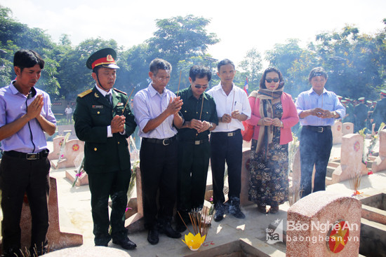 Gia đình liệt sỹ Lê Văn Kiệm (Gia Viễn, Ninh Bình) thắp hương lên phần mộ của anh. Liệt sỹ Kiệm hi sinh năm 1972 tại tỉnh Xiêng Khoảng khi vừa tròn 19 tuổi tại 