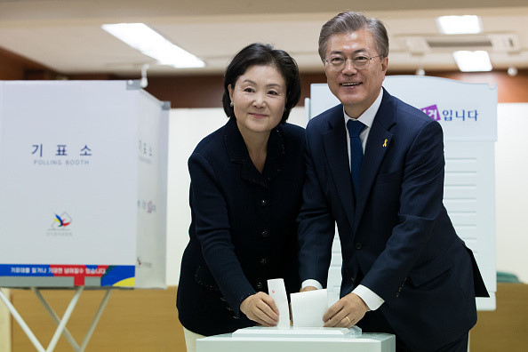 Ông Moon Jae In và vợ bỏ phiếu trong cuộc bầu cử tổng thống tại điểm bỏ phiếu ở Seoul, Hàn Quốc, ngày 9/5. Kim Jung Sook trở thành người ủng hộ, bạn đồng hành và cố vấn thân thiết nhất trong suốt sự nghiệp chính trị sóng gió của ông Moon với vai trò nhà hoạt động sinh viên, luật sư nhân quyền, trợ lý tổng thống và chính trị gia đảng đối lập.  Ảnh: Bloomberg.