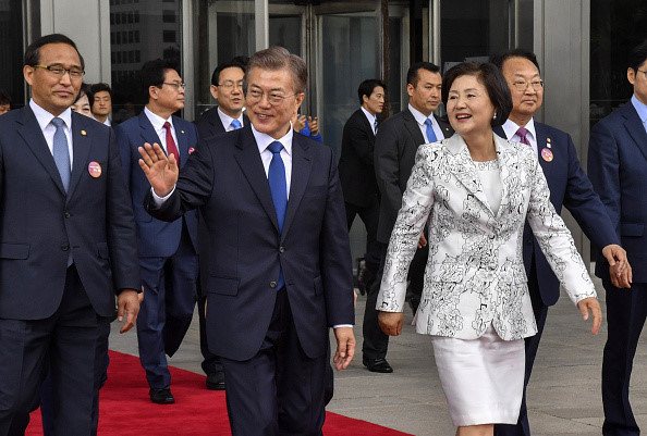 Ông Moon Jae In và phu nhân Kim Jung Sook đến dự lễ nhậm chức tổng thống tại Seoul, Hàn Quốc, ngày 10/5. Khi còn là sinh viên luật, ông Moon từng bị bắt giam 2 lần vì dẫn đầu các cuộc biểu tình vì dân chủ chống đối chính phủ. Ông cũng bị buộc phải nhập ngũ sau khi ra tù. Ảnh: Bloomberg.