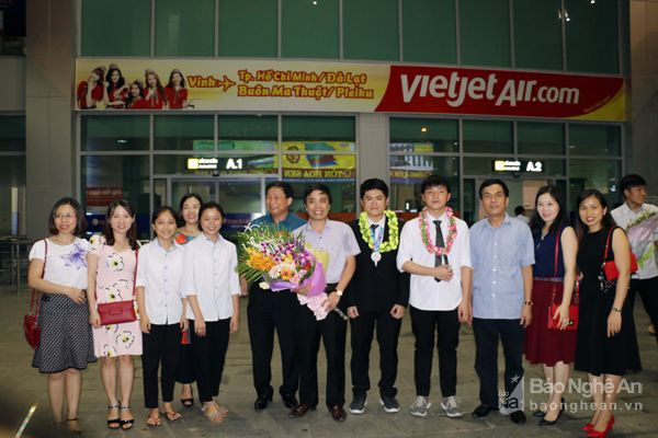 Ban giám hiệu Trường THPT chuyên Phan Bội Châu chụp ảnh cùng với thầy giáo Trần Văn Nga và hai học sinh sau Kỳ thi Olympic Vật lý Châu Á. Ảnh: Mỹ Hà