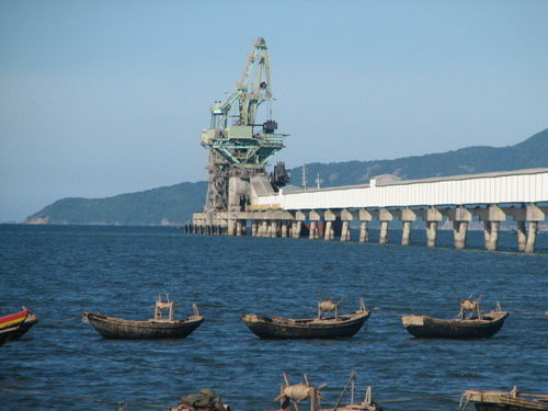 Tàu đổ thải ở vùng biển giáp ranh hai tỉnh Nghệ An - Thanh Hoá là tàu hút bùn đất ở Cảng biển Nghi Sơn. Ảnh (minh hoạ): Tuổi trẻ. 
