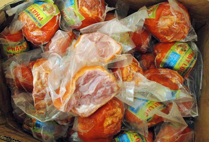 Số sản phẩm thịt lợn đã qua sơ chế được vận chuyển từ Thanh Hóa – Đi Quảng Ngãi tiêu thụ. Ảnh: Mai Giang