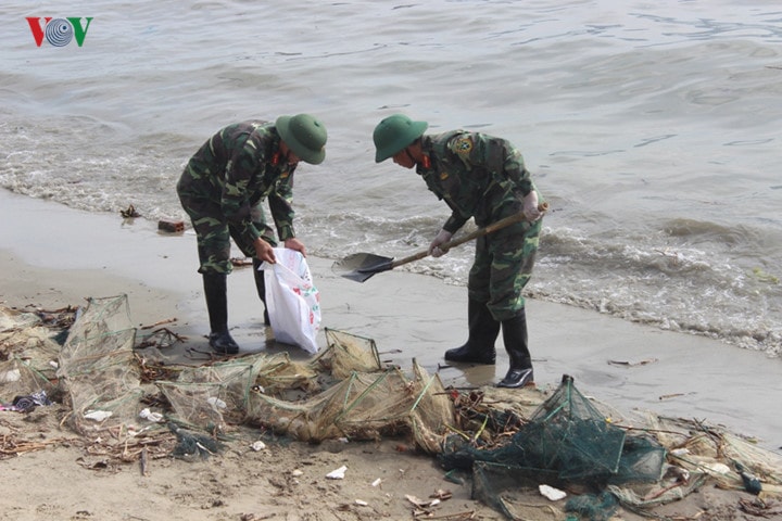 Ở trên bờ, lực lượng thu gom dầu tràn vào bờ, phòng chống cháy nổ và bảo đảm